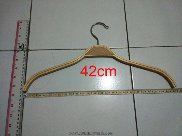 hanger-kayu-gantungan-baju