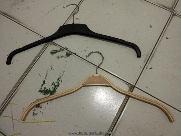 hanger-kayu-plastik